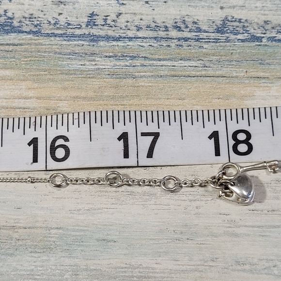 FOSSIL Horseshoe Necklace. - Picture 5 of 7